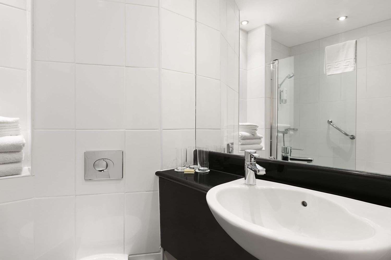 Ramada by Wyndham Hounslow - Heathrow East 12/13