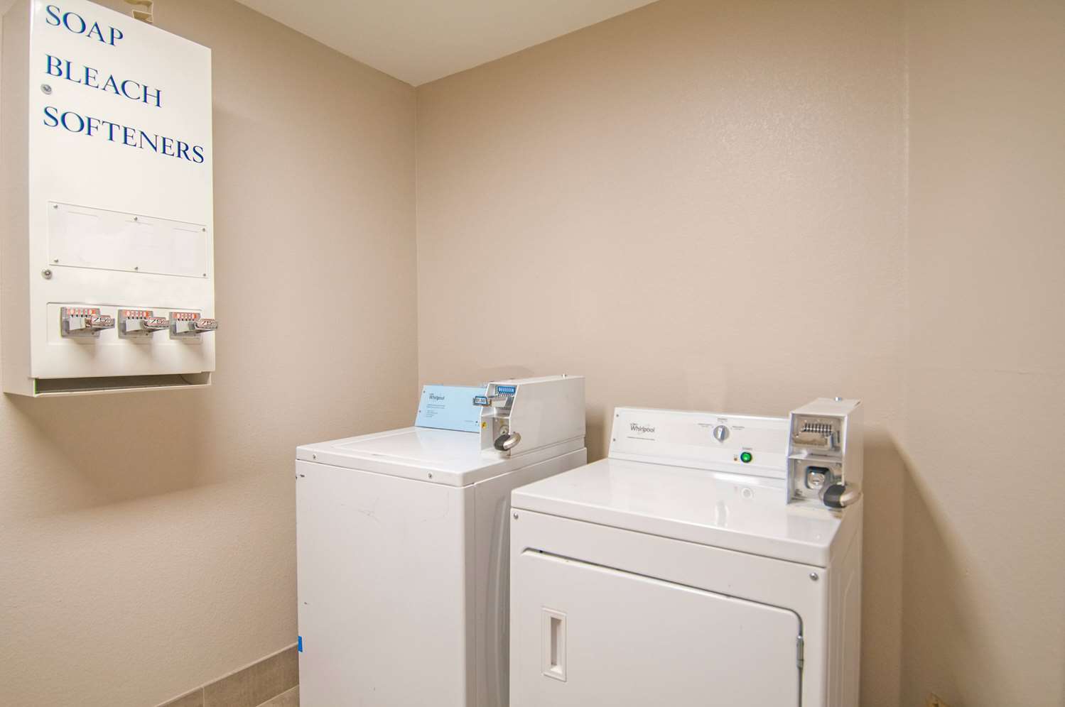 Days Inn & Suites by Wyndham San Antonio North/Stone Oak 10/63