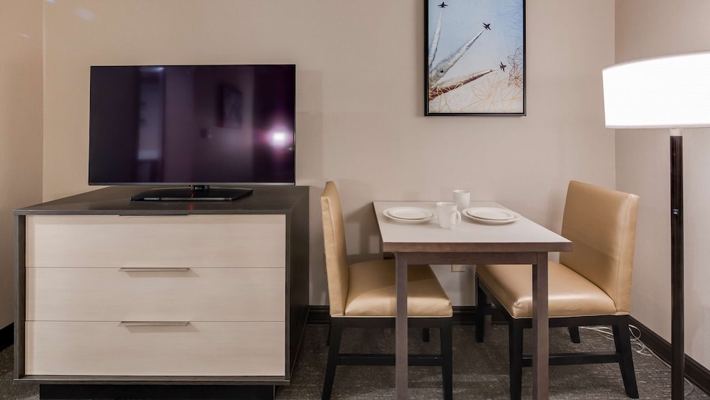 Best Western Plus Executive Residency Rigby's Water World Hotel 37/44
