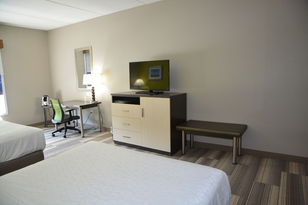 Holiday Inn Express Suites Caryville 24/57