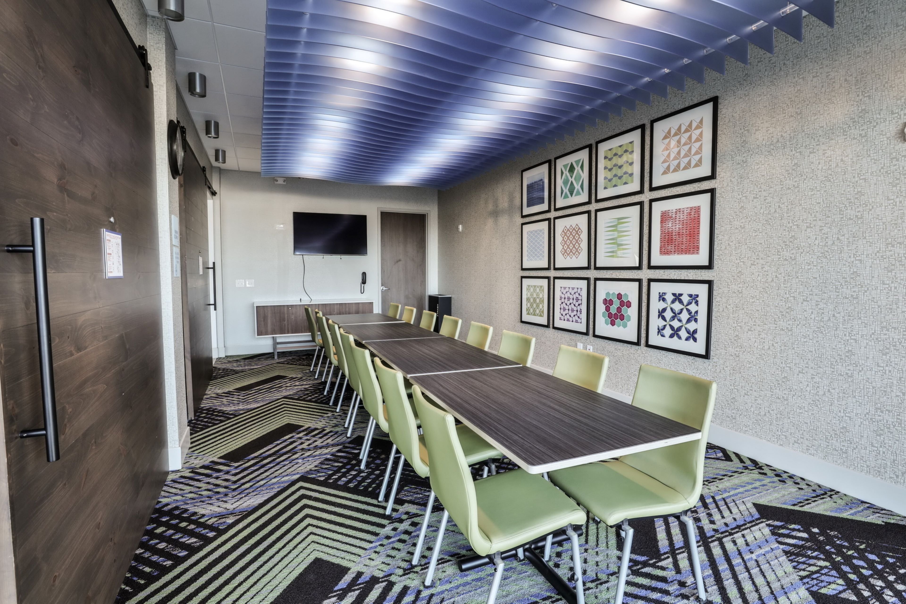 Holiday Inn Express & Suites Nashville Metrocenter Downtown 62/64