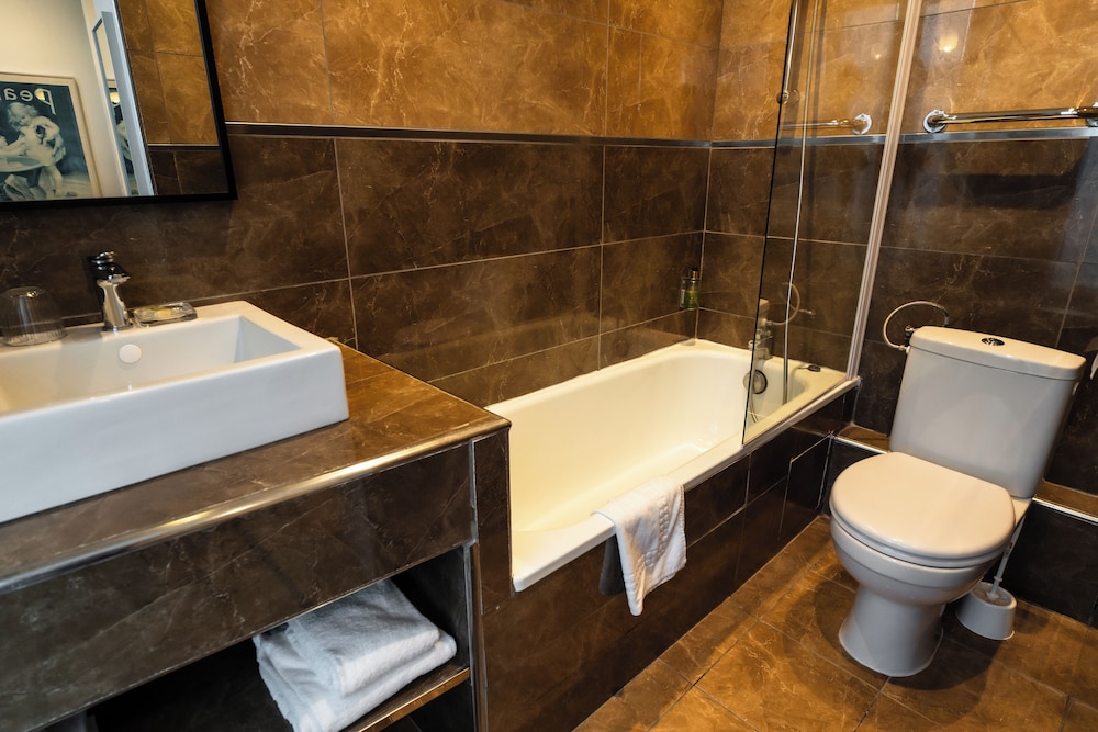 Classic, Twin Beds, Bathtub, Hotel Brueghel 5/5