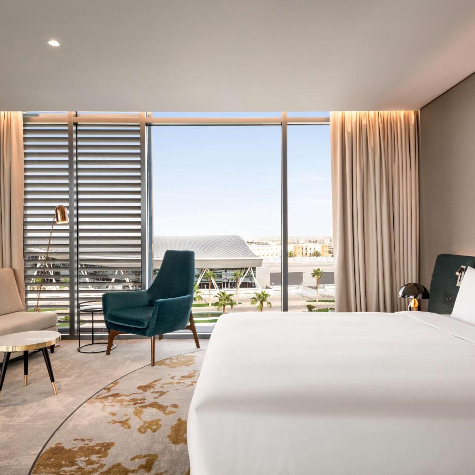 جناح ملكي بشرفة مع دخول الصالة، فندق راديسون بلو مركز الرياض للمؤتمرات والمعارض(Radisson Blu Hotel Riyadh Convention & Exhibition Center) 6/10