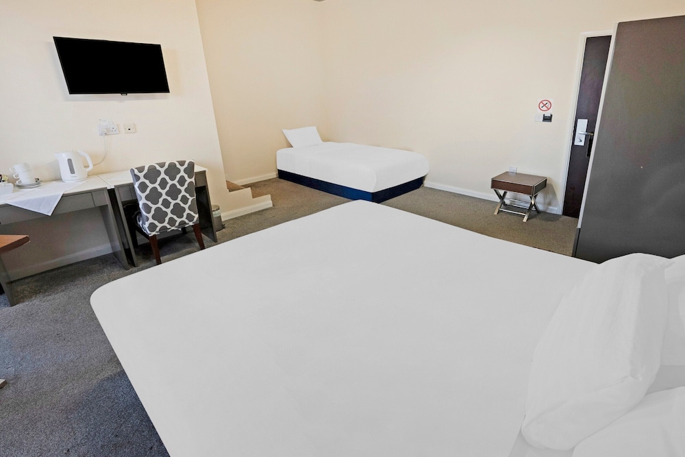 OYO The Baltimore Hotel 32/70