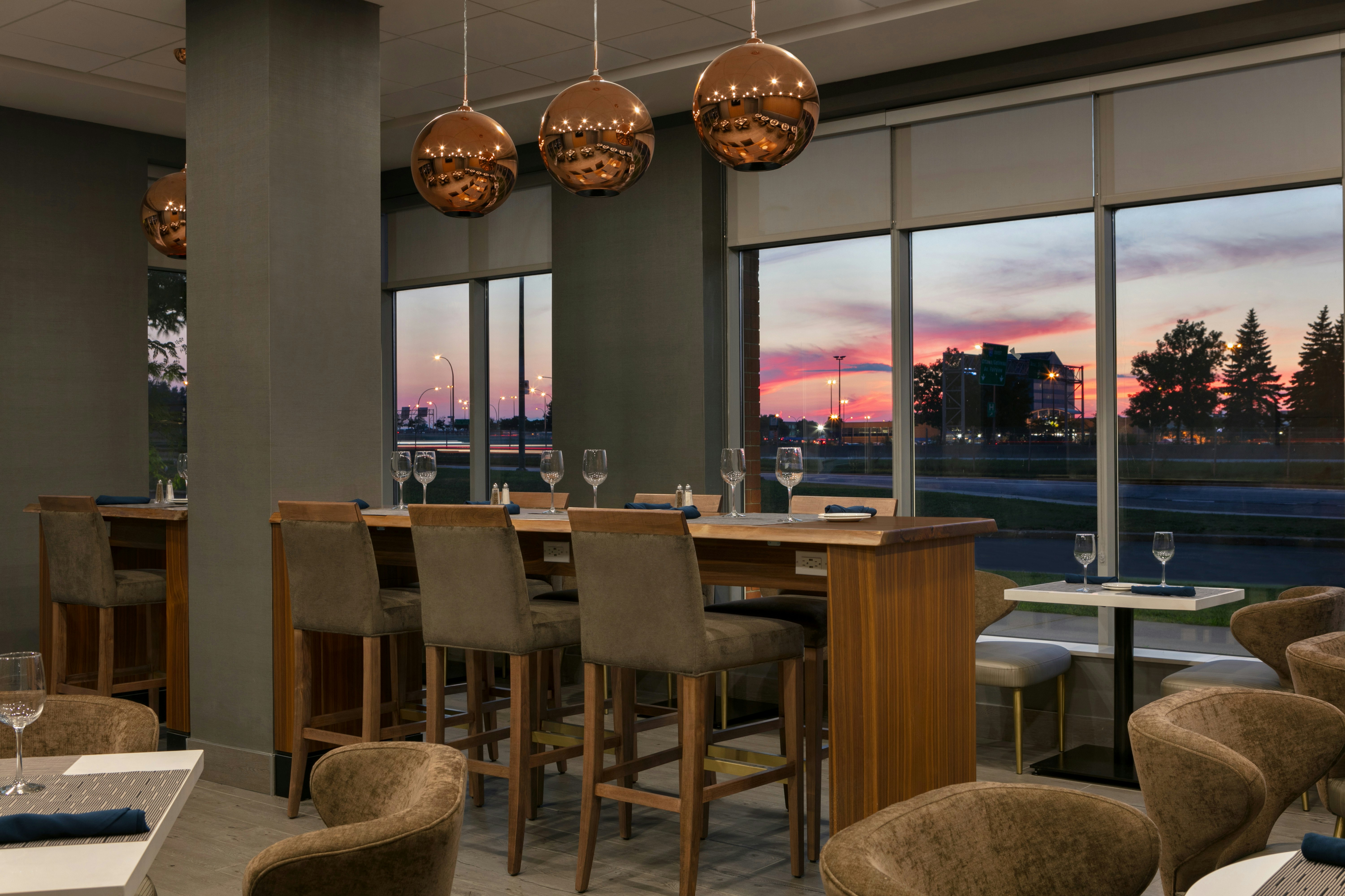 Embassy Suites By Hilton Montreal Airport 13/23
