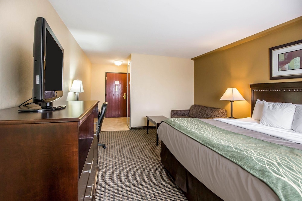 Econo Lodge Inn & Suites Monroe, MI 12/36