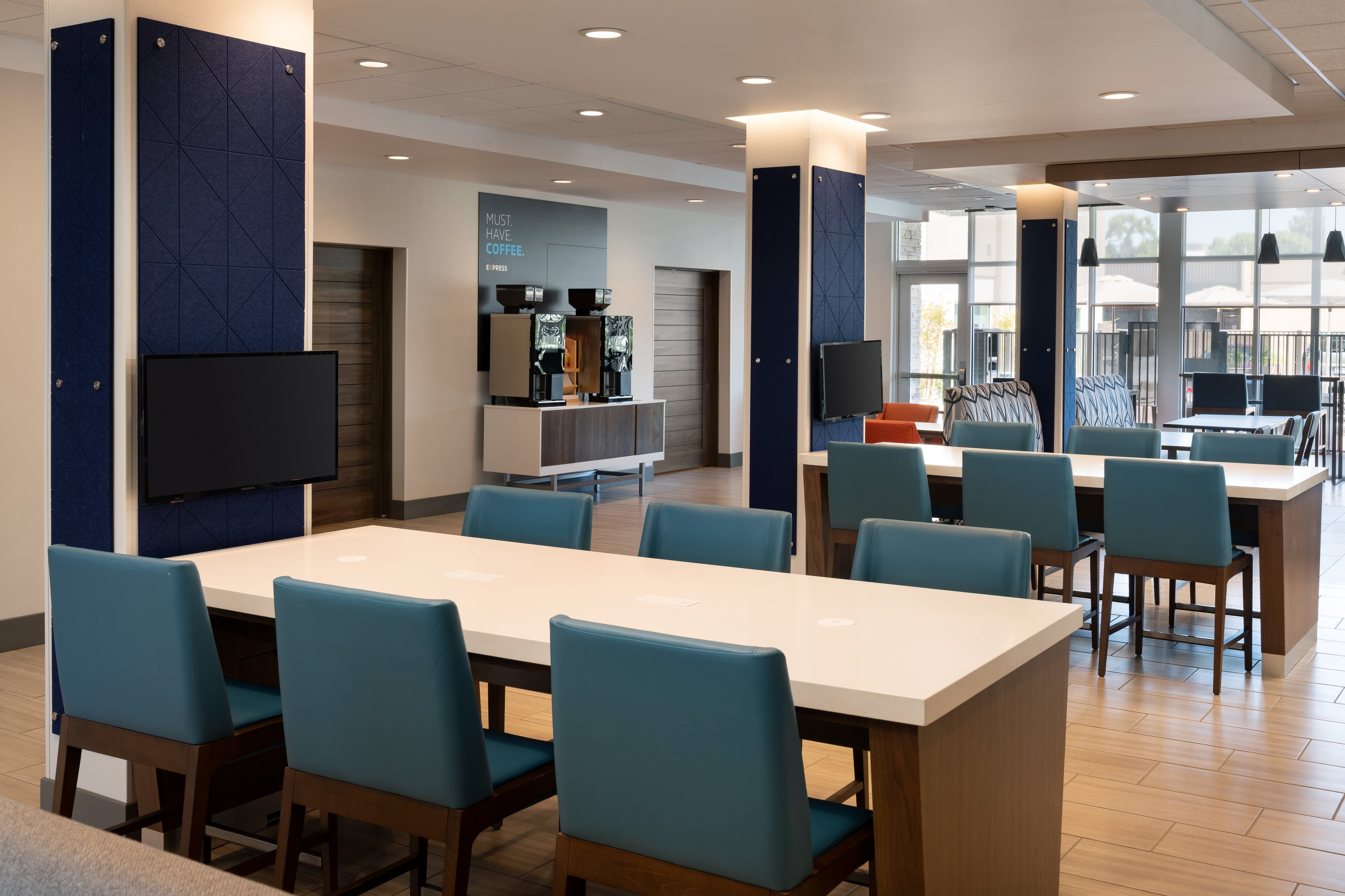 Holiday Inn Express & Suites Fresno Airport 18/25