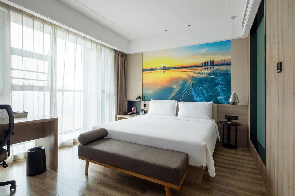 Elegant, Queen Bed