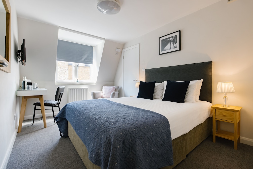 ROOM, DOUBLE BED
