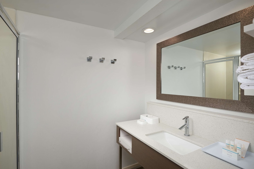 Hampton Inn Goldsboro 16/52