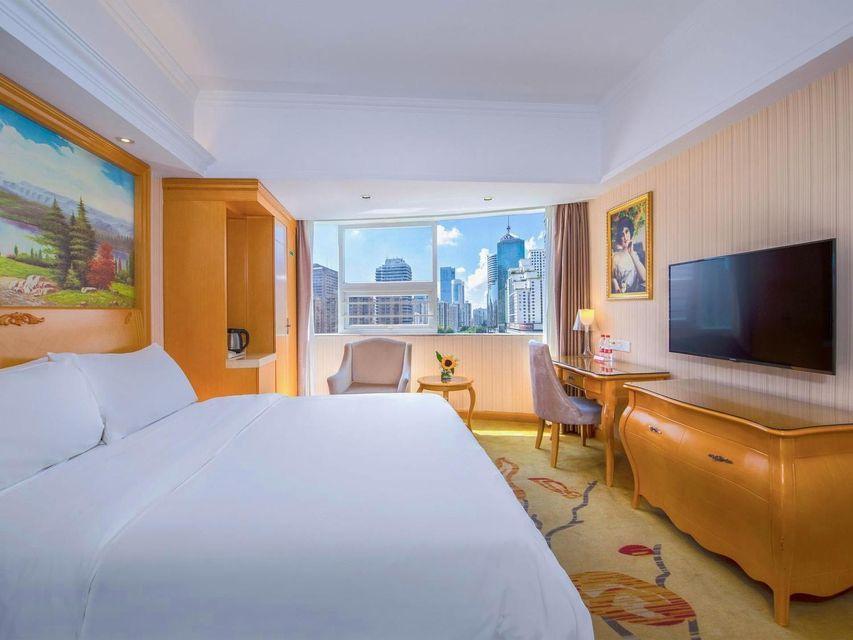 DELUXE, KING BED