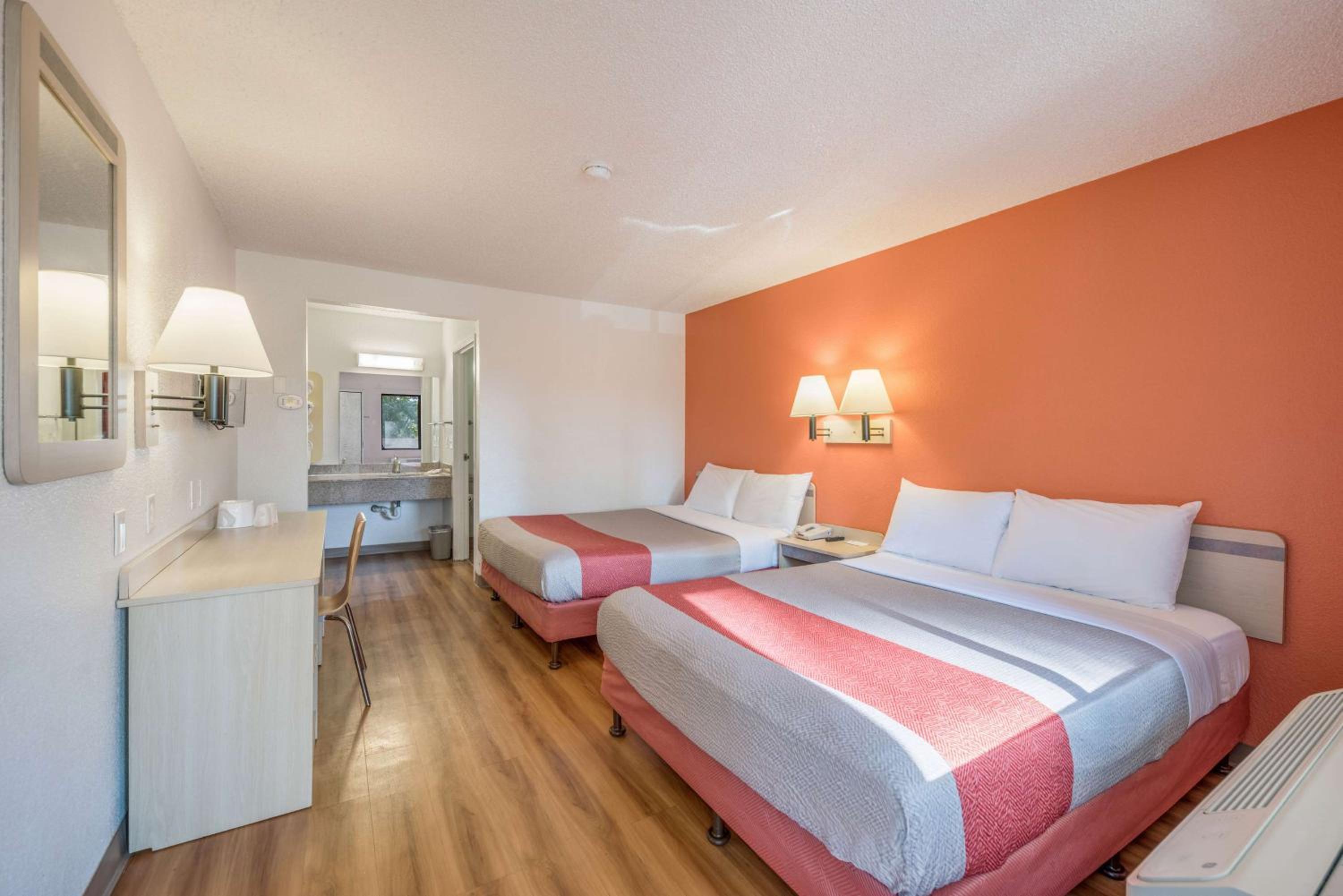 2 Queen Beds - ADA/Tub