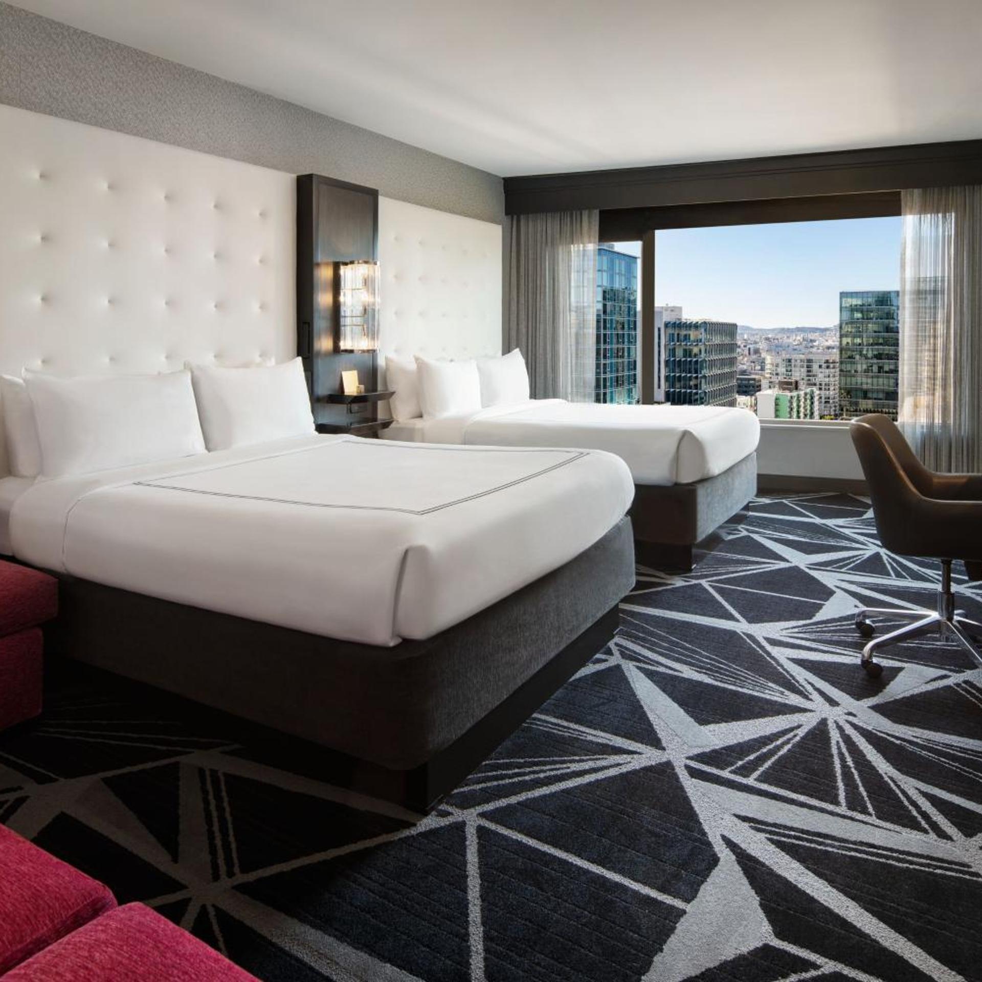 غرفة بسريرين كوين بإطلالة على المدينة بحوض استحمام لذوي الإعاقة
