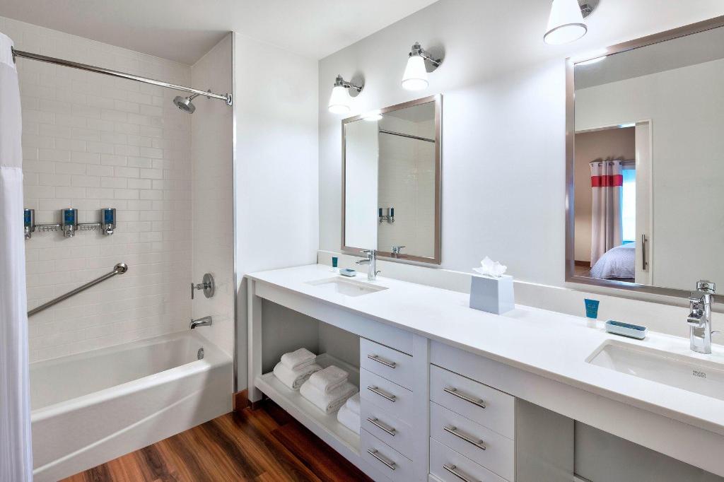 جناح بسريرين كوين بغرفة نوم واحدة بغرفتين مع أريكة