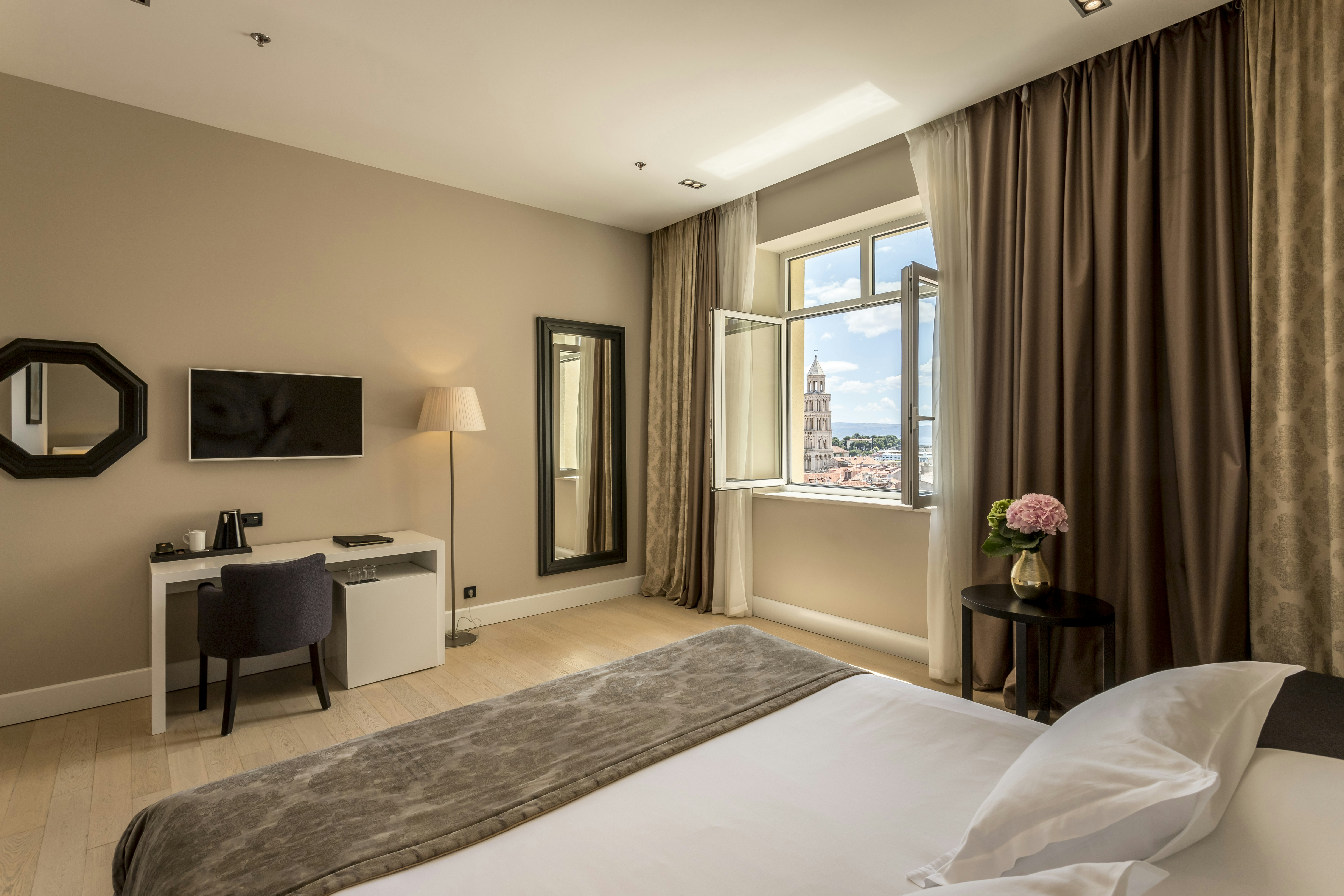 DELUXE, DOUBLE OR TWIN BED, CITY VIEW