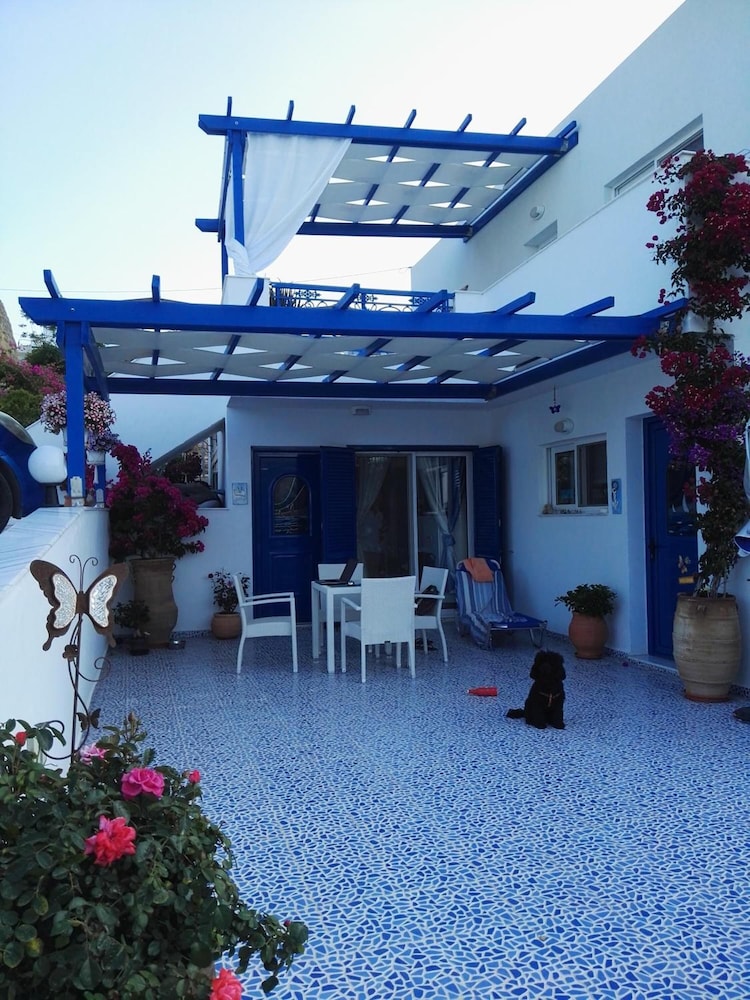 Bouganville Studios 3/50