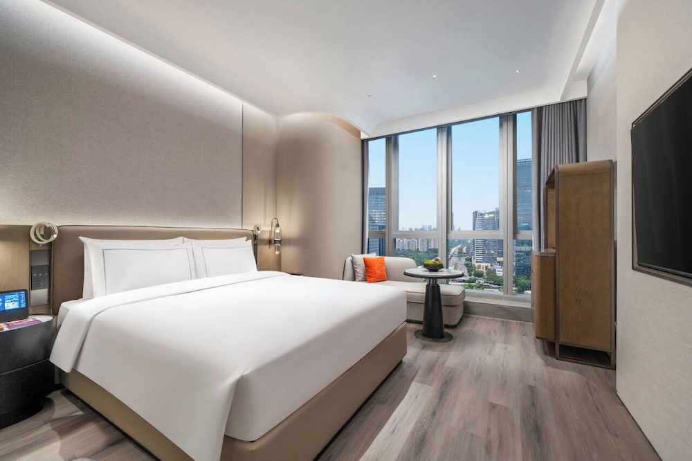 غرفة فاخرة بسرير كينج بإطلالة على المدينة