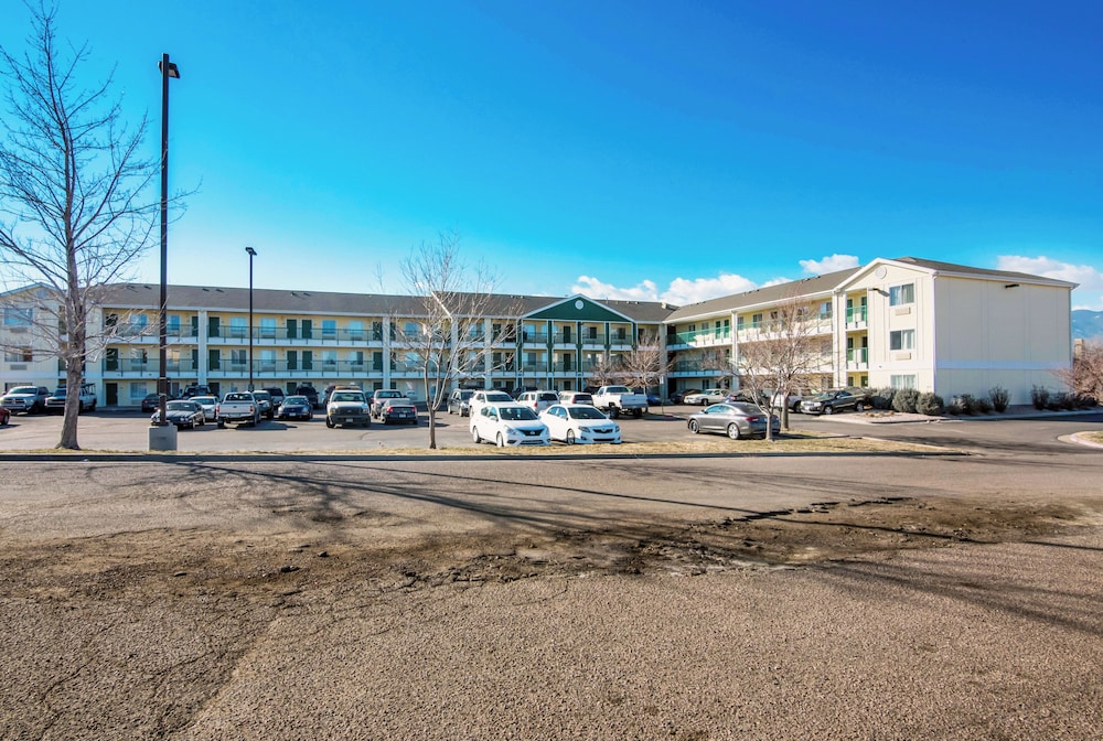 HomeTowne Studios By Red Roof Colorado Springs - Airport 20/27