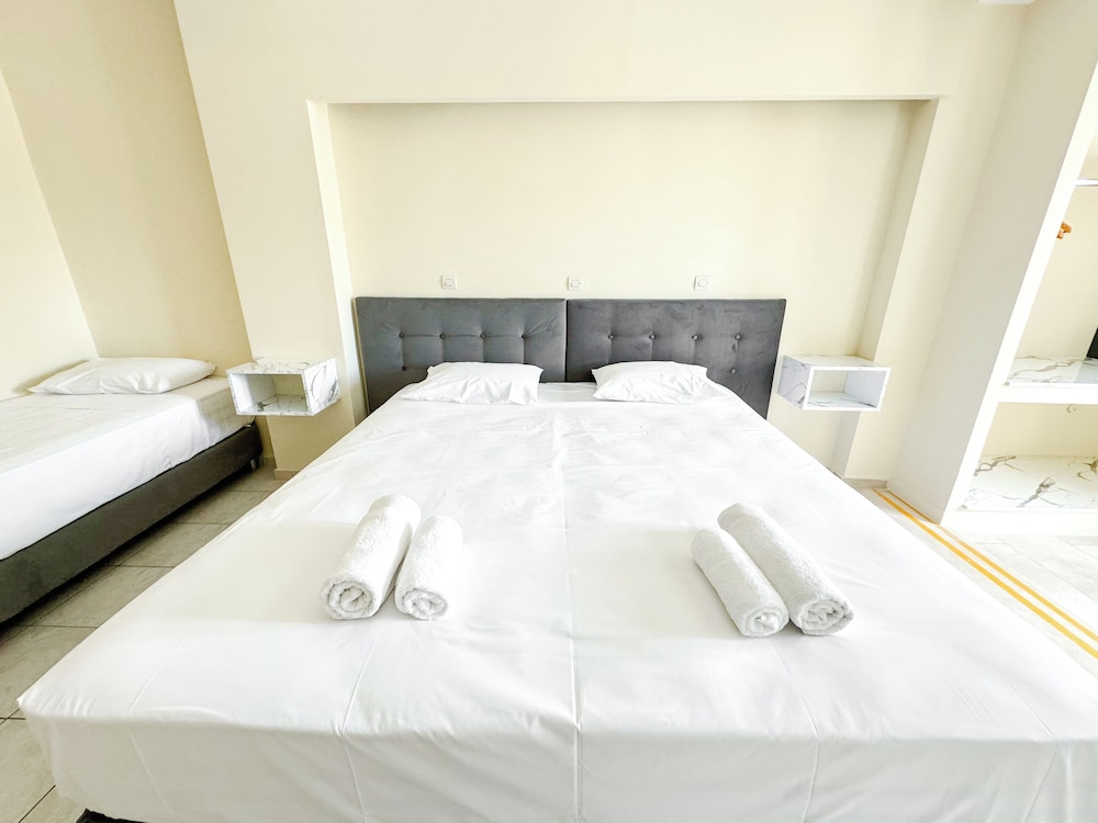 TRIPLE ROOM SUPERIOR POOL VIEW