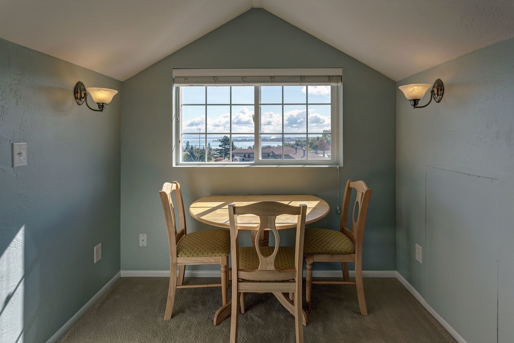 Nantucket Inn 33/50