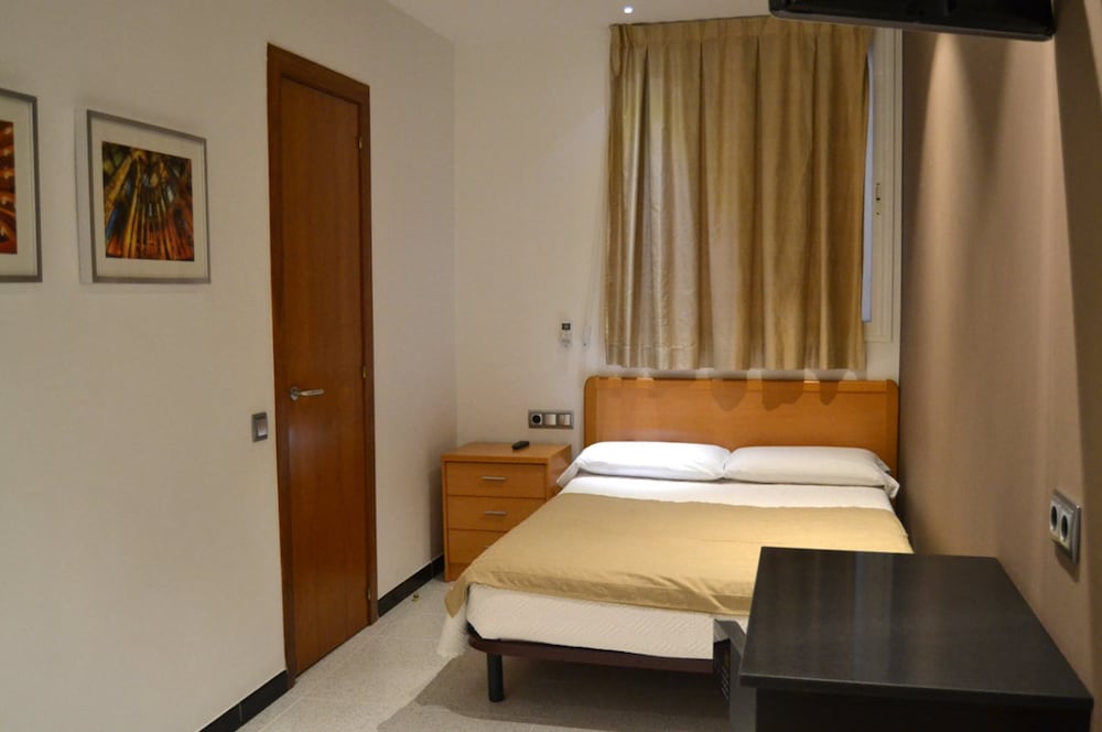 ROOM, DOUBLE BED, SHARED BATHROOM