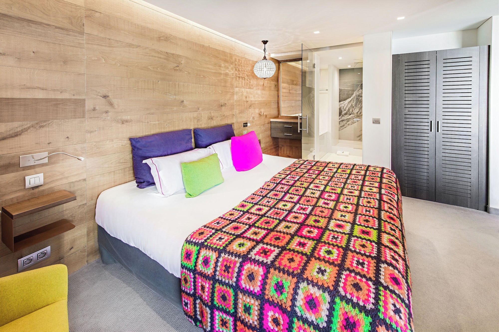 جناح جونيور، Hôtel Pashmina 2/3