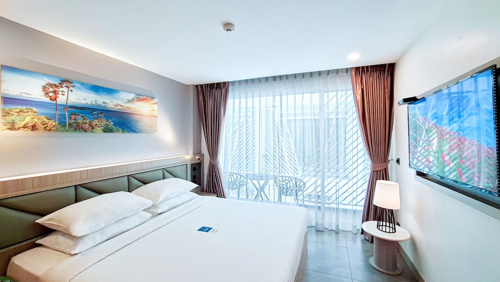 غرفة سوبيريور بسرير كينج بشرفة، Clarian Hotel Beach Patong 10/10
