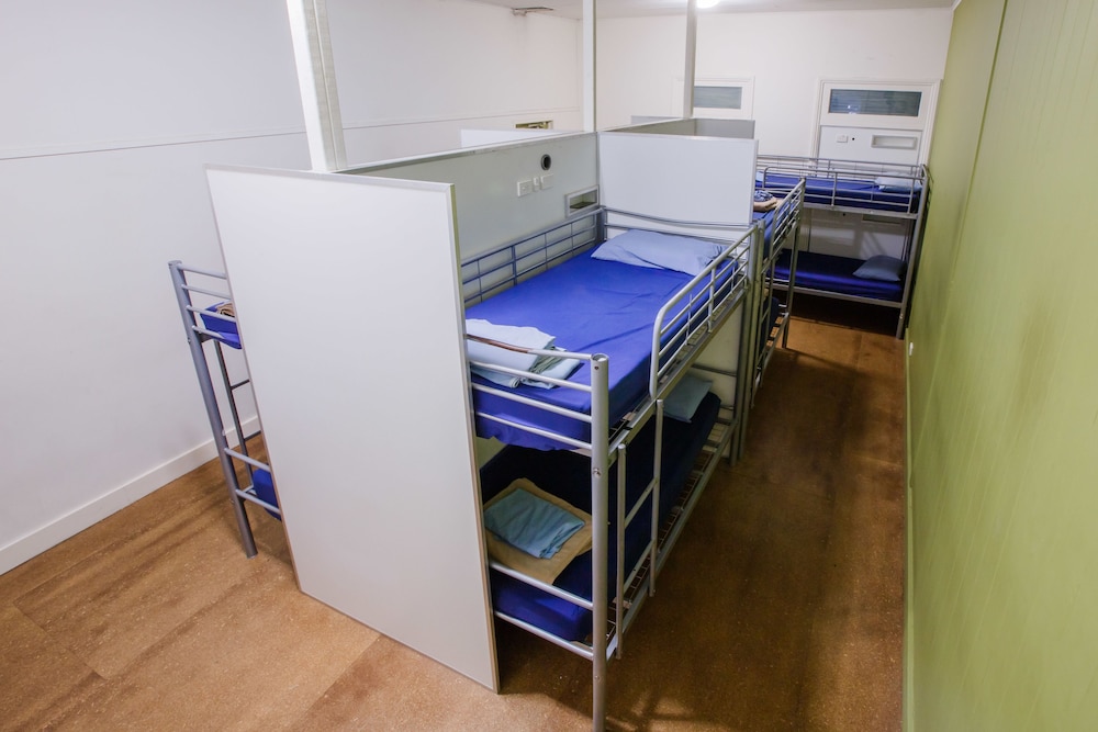Bunk Backpackers 21/50