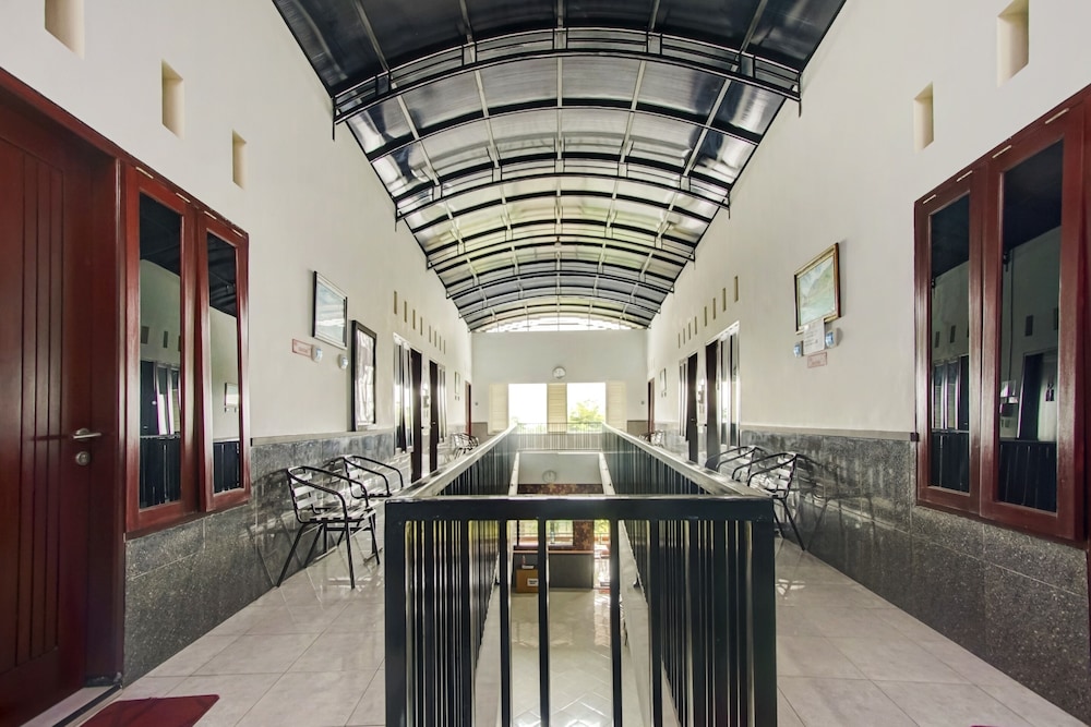 Super OYO Capital O 90151 Guest House 180 26/30