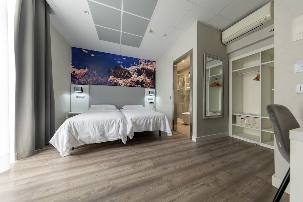 ROOM, TWIN BEDS, CITY VIEW