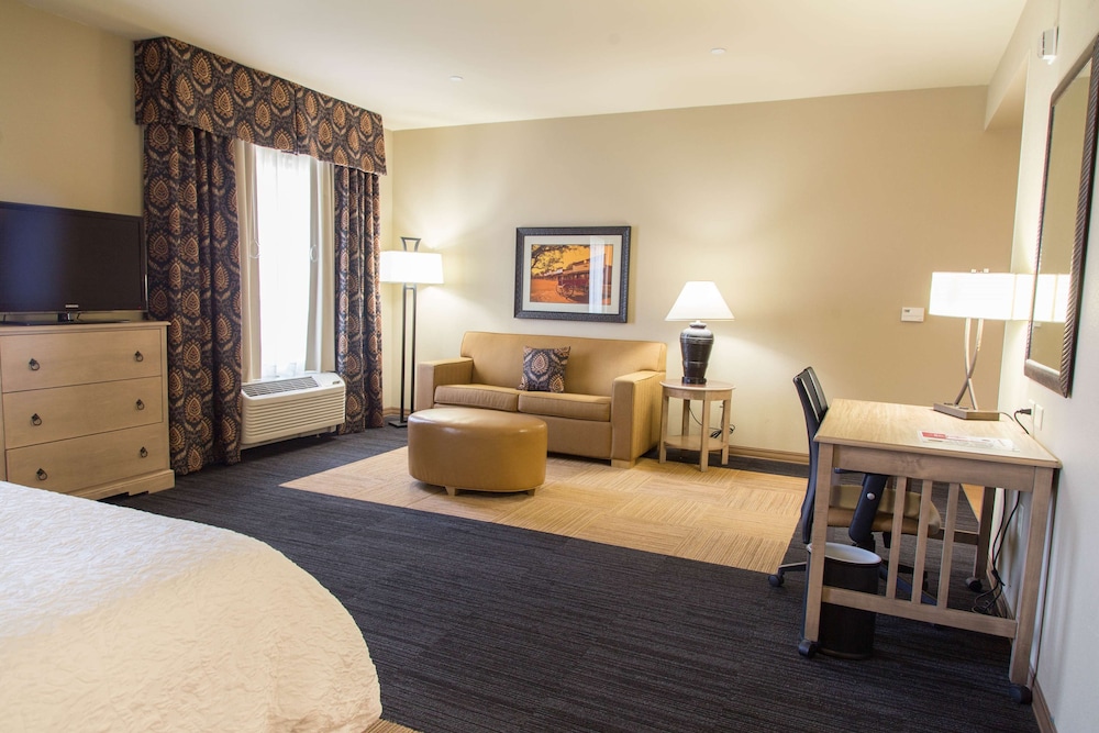 Hampton Inn Suites Dodge City 22/38