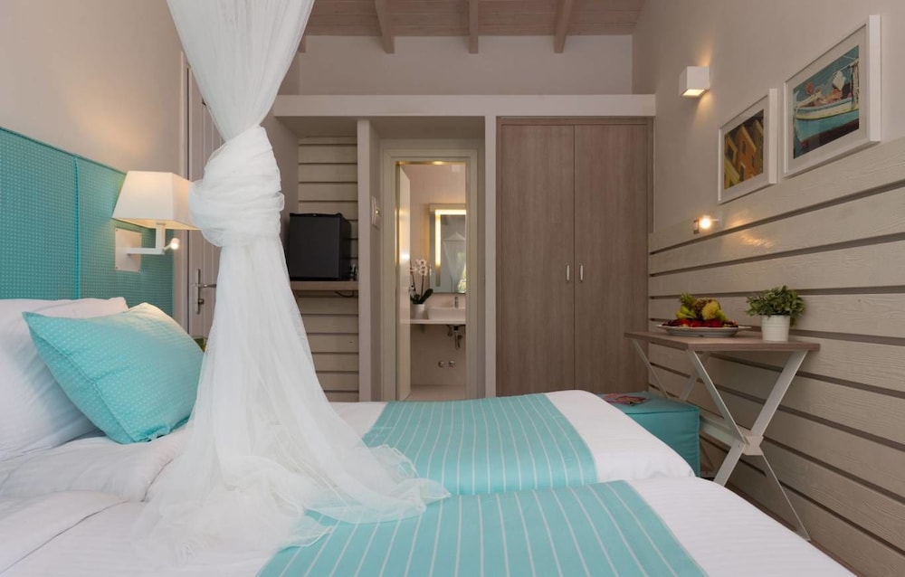 Acharavi Beach Hotel 37/84
