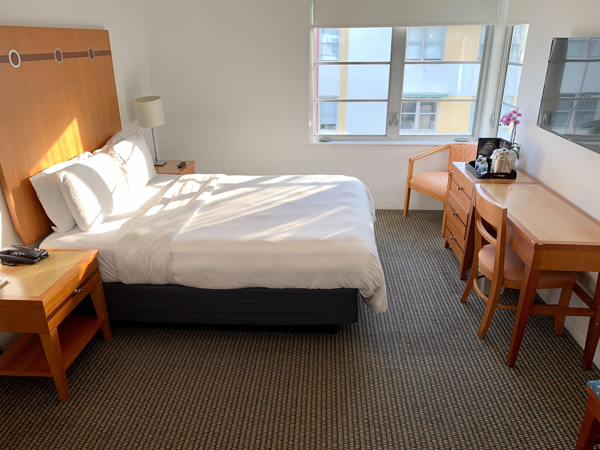 ROOM, QUEEN BED, PARTIAL OCEAN VIEW