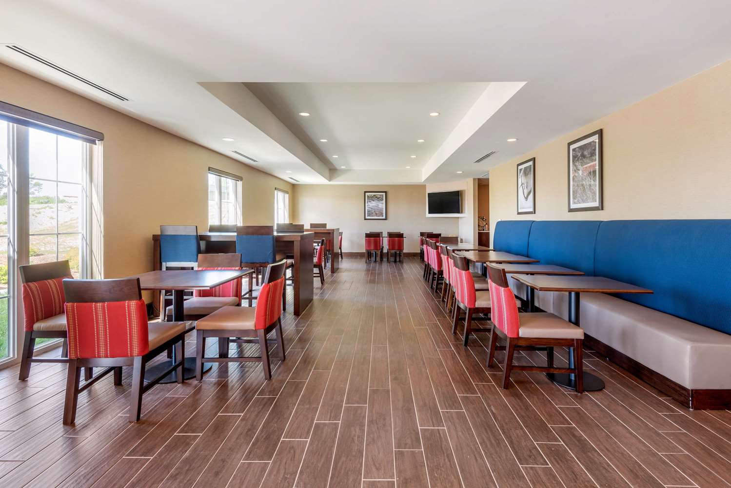 Comfort Inn & Suites Napanee, ON 7/11