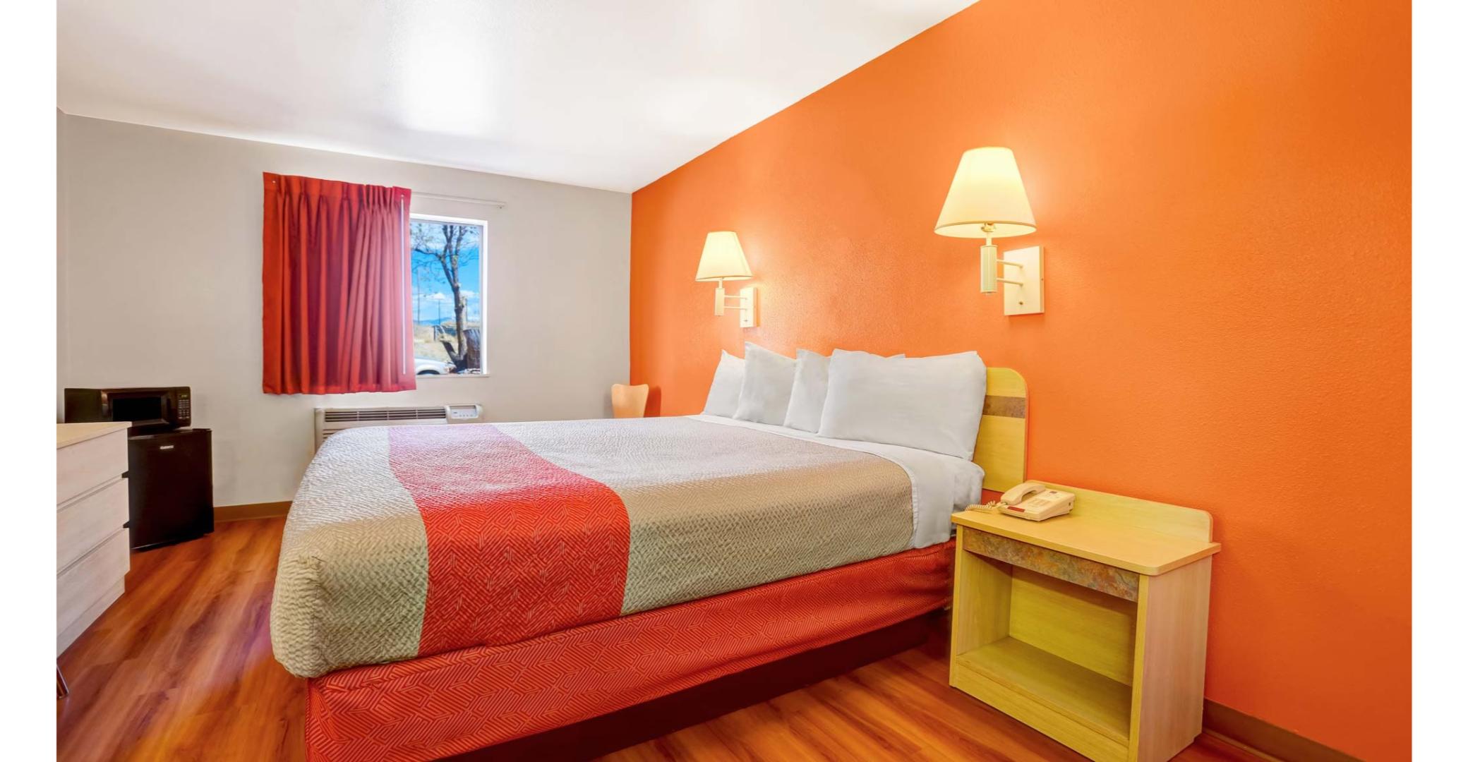 1 King Bed - Mob Acc RI Shwr Nsmk Micfridg