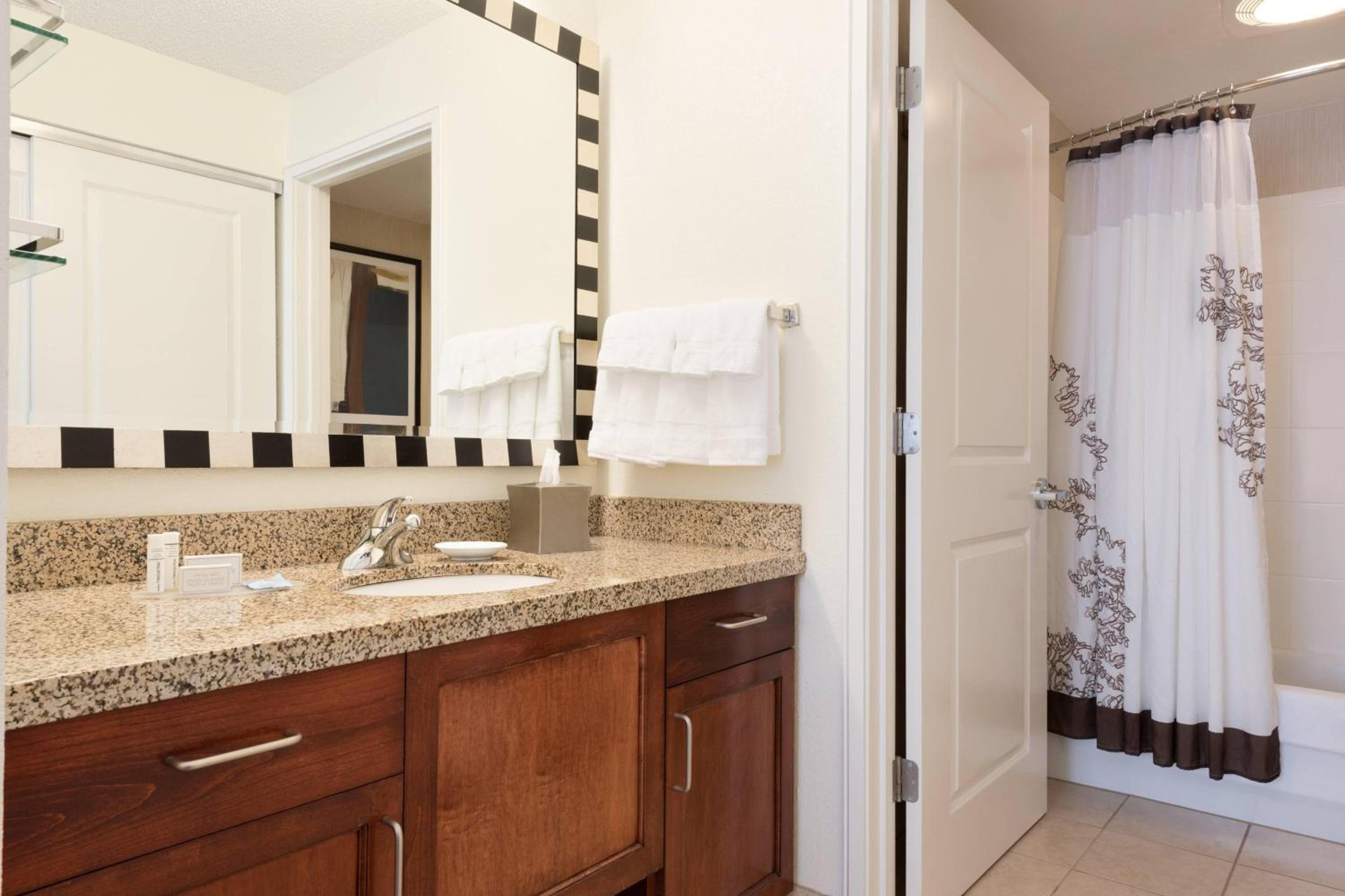 جناح بسرير كوين بغرفة نوم واحدة مع أريكة، Residence Inn Oklahoma City Downtown Bricktown 2/3