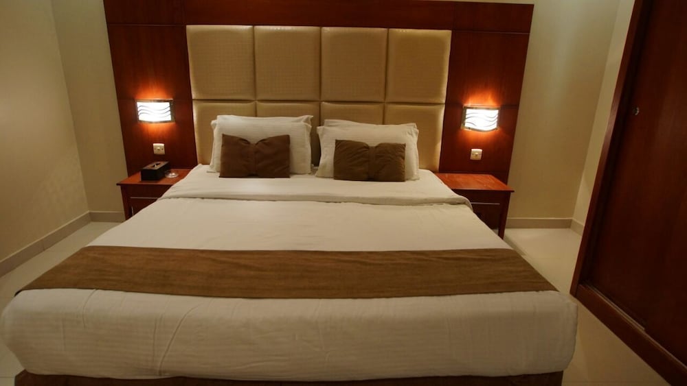 1 BEDROOM, SUITE