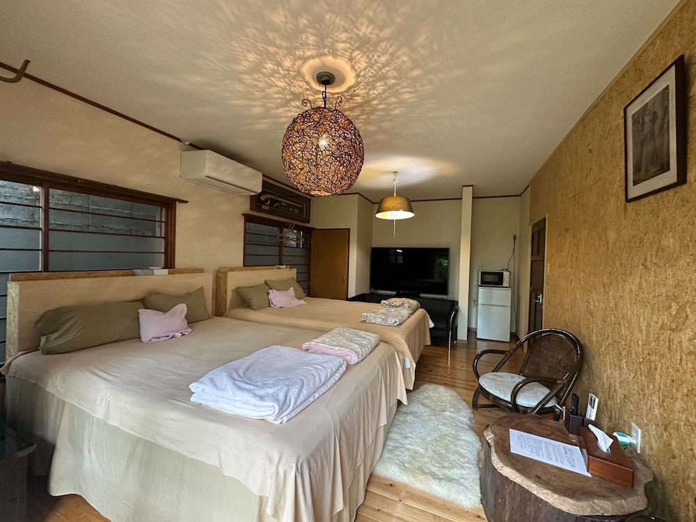 DELUXE, 2 DOUBLE BEDS