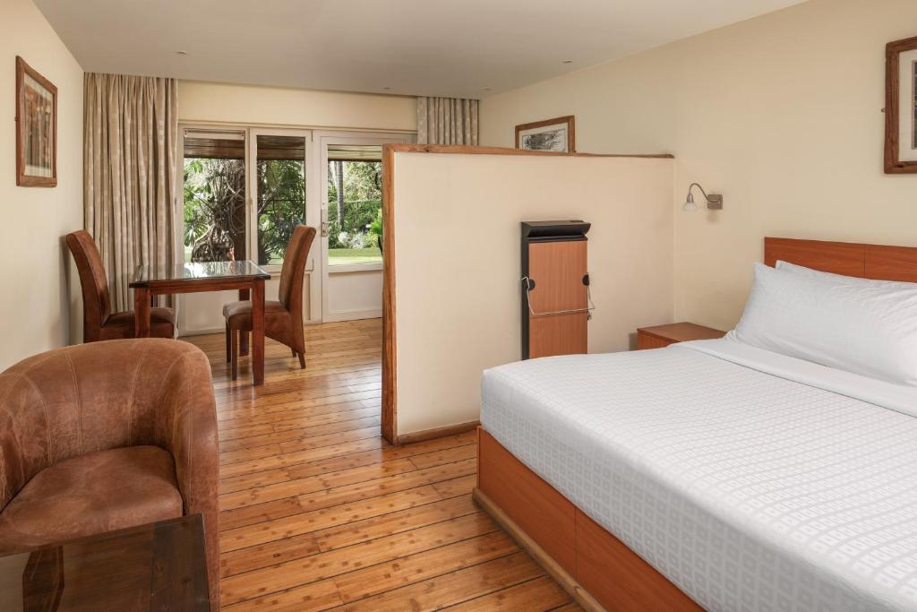 Suite, King Bed, Garden View, Sofa