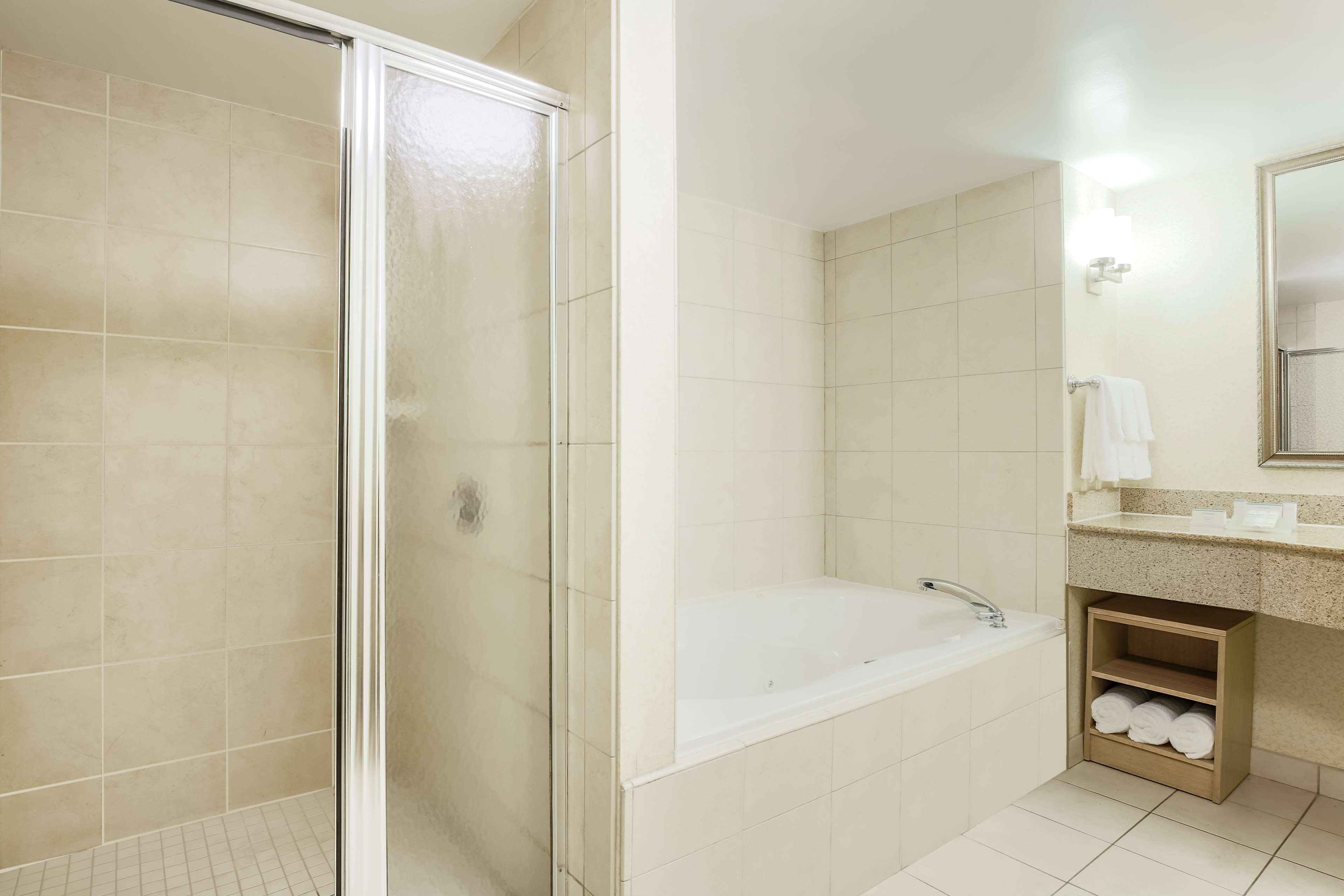 جناح بسريرين كوين بغرفة نوم واحدة مع أريكة، Hilton Garden Inn Roanoke Rapids 4/4