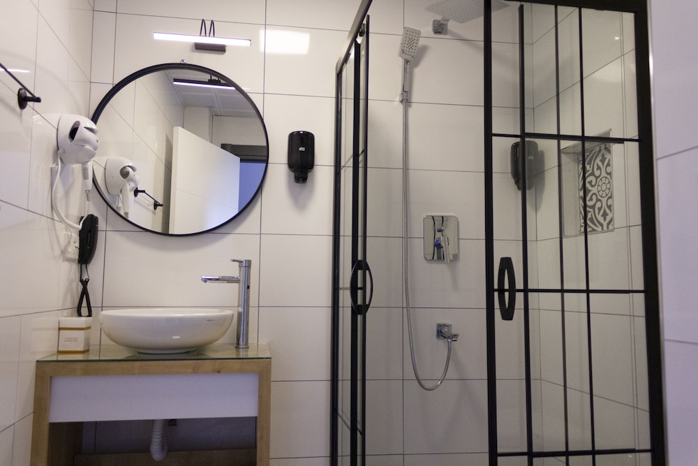 Lopera Deluxe Hotel 40/41