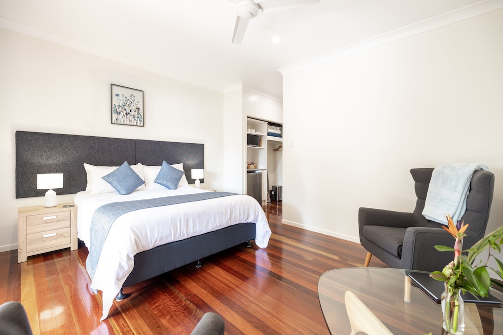 Camelot Boutique Accommodations 11/54