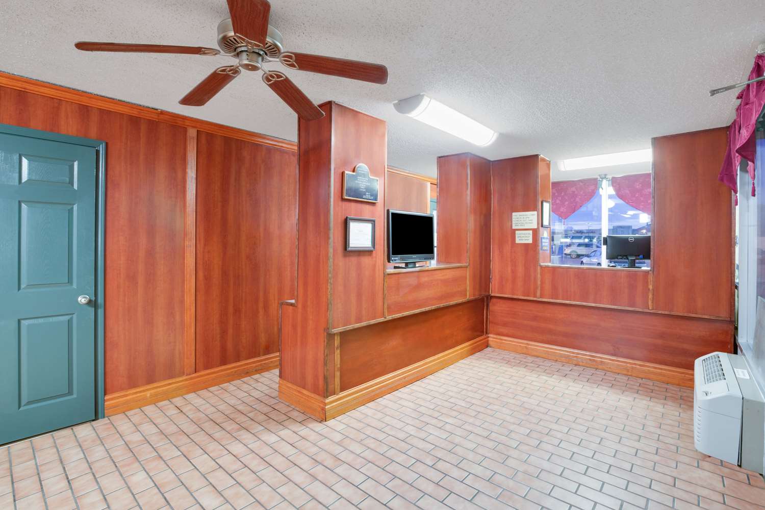 Days Inn by Wyndham Newport 3/4