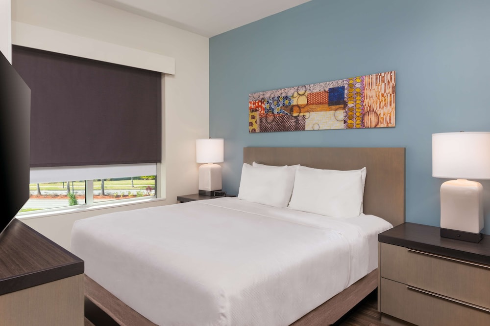 STUDIO, KING BED, SOFA, KITCHEN, BATHTUB