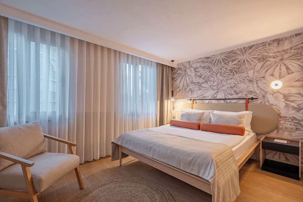 Oli Hotel 7/47