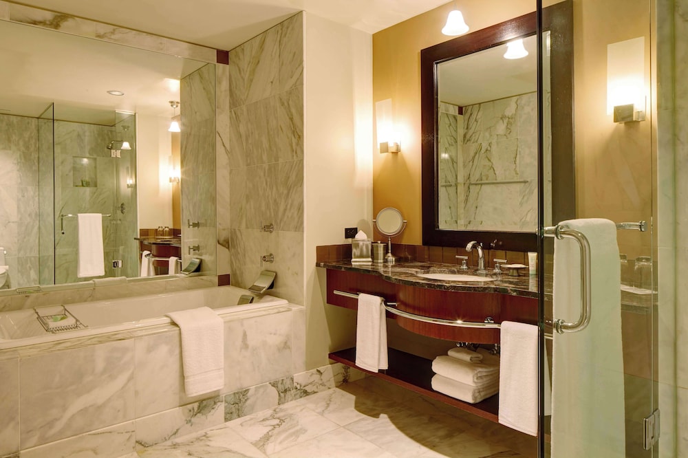 Room, King Bed, Bay View, Grand Hyatt Seattle 4/5