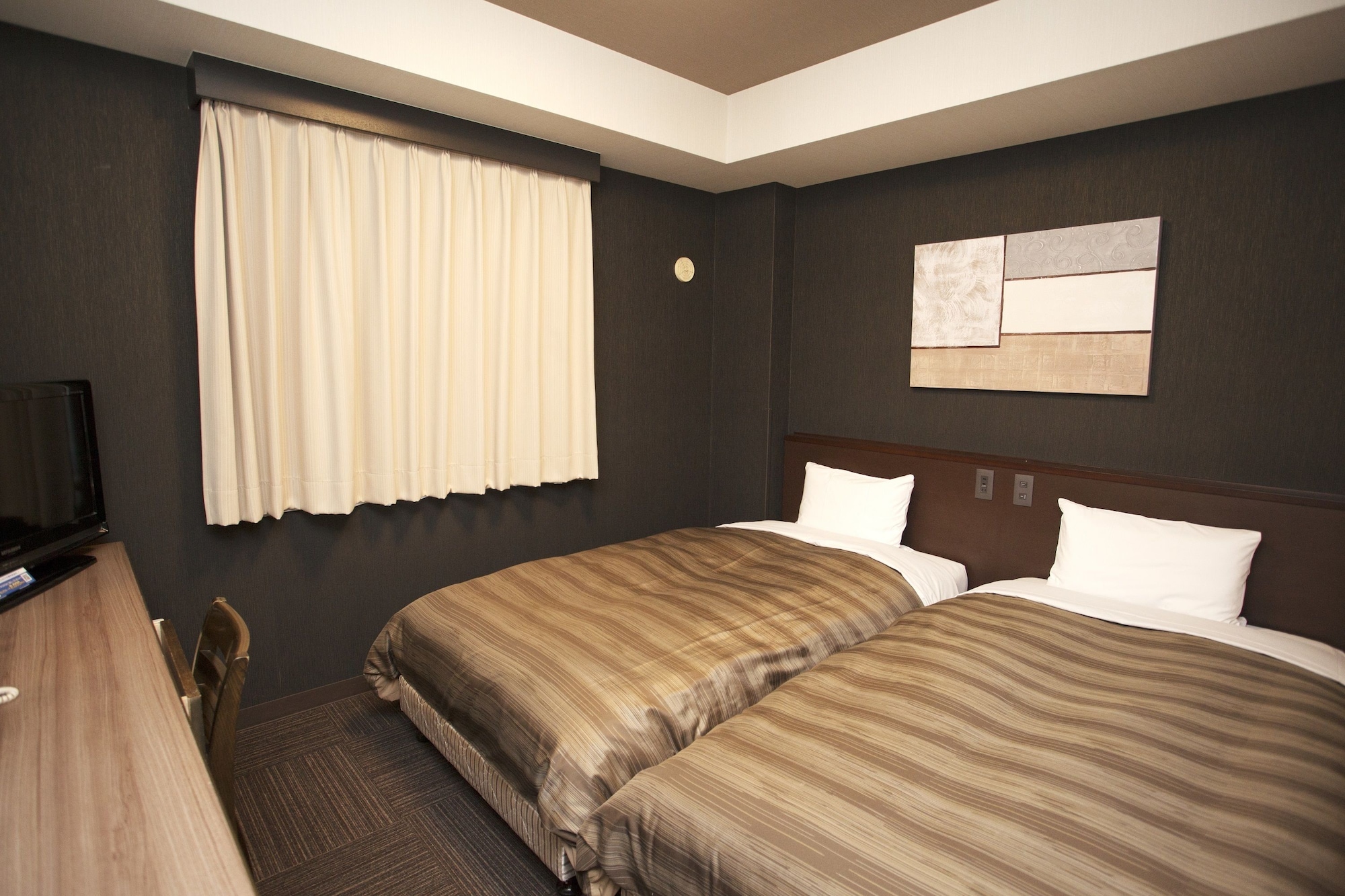 ROOM, TWIN BEDS, NO WINDOW, SMOKING
