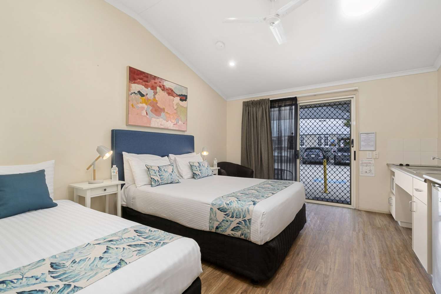 Deluxe, 1 Queen and 1 Single Bed, Kitchenette
