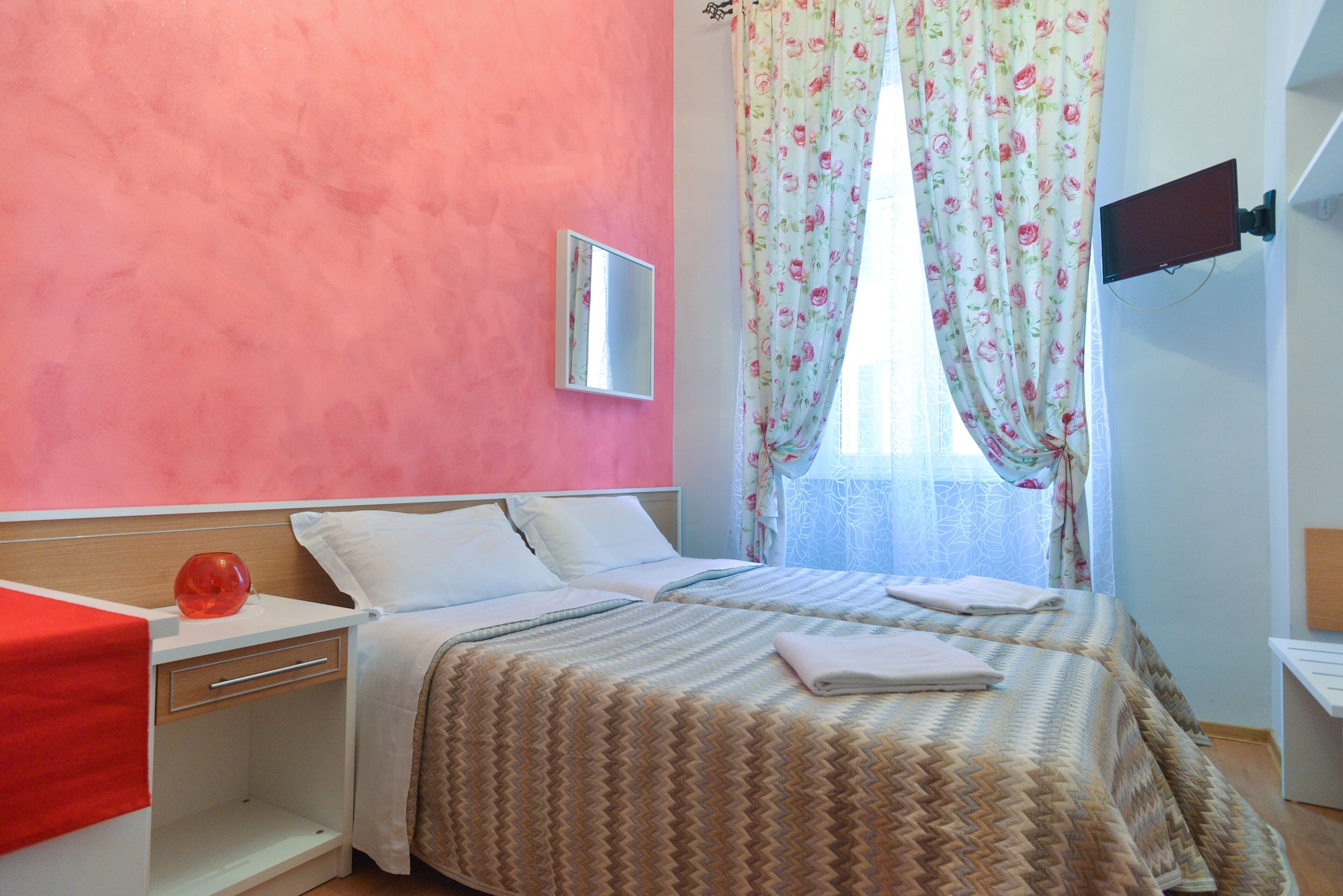 ROOM, SINGLE