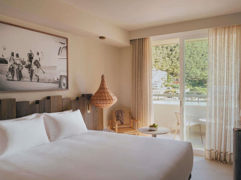 VIP, KING BED, POOL VIEW, SEA VIEW, BALCONY